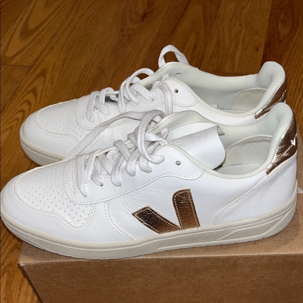 VEJA V-10 Bicolor Metallic Low-Top Sneakers in Extra White Plantine - Picture 4 of 12